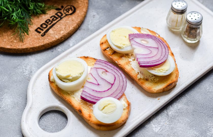 1. Этап. Датские бутерброды: Добавьте красный сладкий лук нарезанный полукольцами.