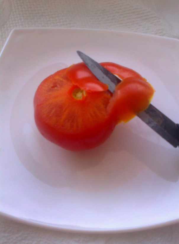 1. Этап. Салат для любимых: Из помидора срезать кожуру, в форме непрерывной ленты. Свернуть в розу для украшения салата. Помидор использовать для украшения в виде сердечек или порезать кубиком и добавить в салат.