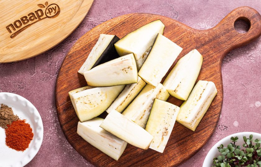 1. Этап. Хрустящие баклажаны в аэрогриле: Баклажаны помойте, обсушите. Нарежьте брусочками.