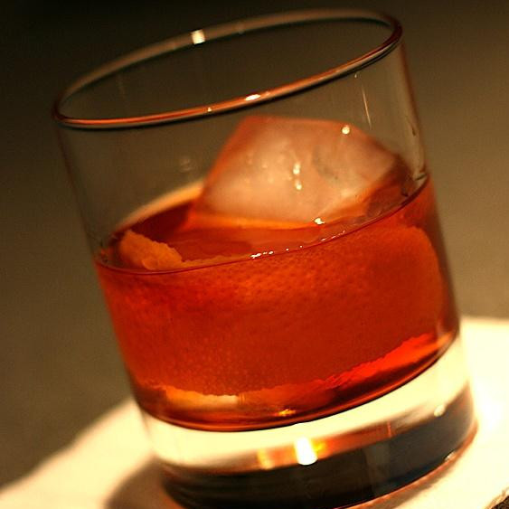 1. Этап. Классический старомодный коктейль: В алкогольную смесь добавить кубики льда. Украсить вишенкой и долькой апельсина - готово! Можно подавать гостям! Кстати, рекомендуем брать старомодные бокалы с широким толстым дном!