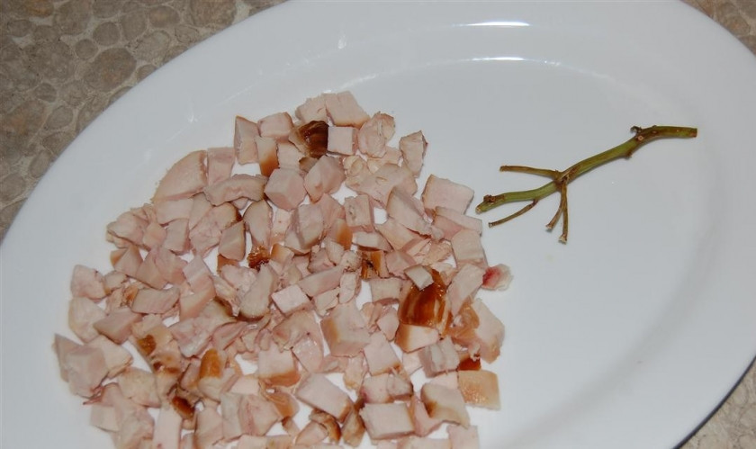 1. Этап. Салат Тиффани с копченой курицей: Выберите веточку винограда. Как бы к ней выкладываем первый слой из измельченной курицы.