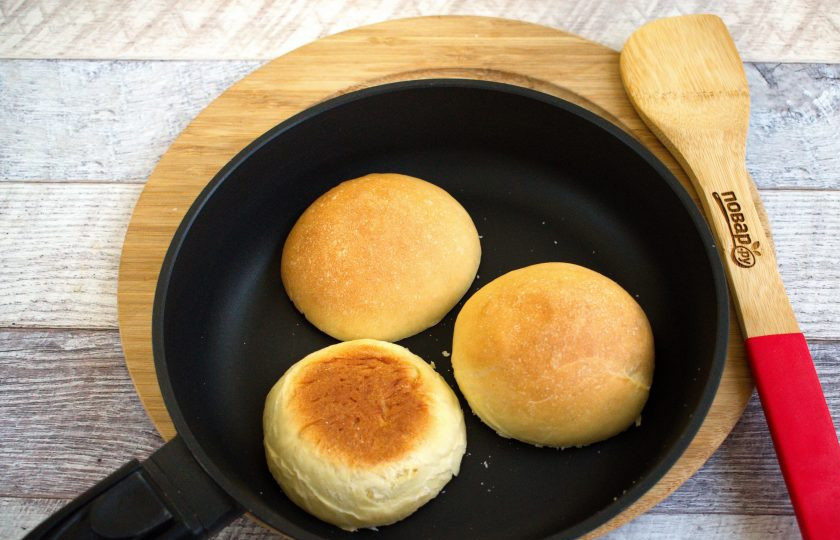 1. Этап. Веганский бургер с грибами: Булочки для бургеров из постного теста разрежьте пополам, подсушите срезом на сухой горячей сковороде до румяной корочки.