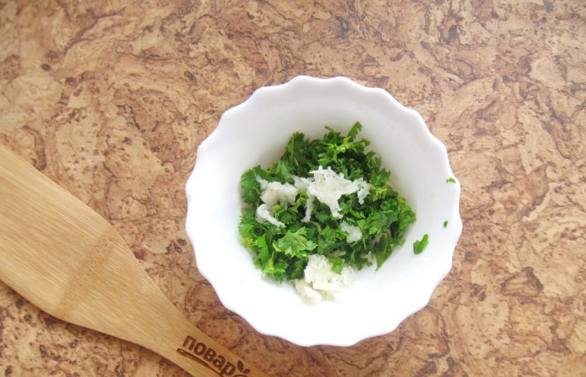 1. Этап. Квашеные фаршированные баклажаны: Петрушку помойте и мелко нарежьте. Добавьте измельченный чеснок.