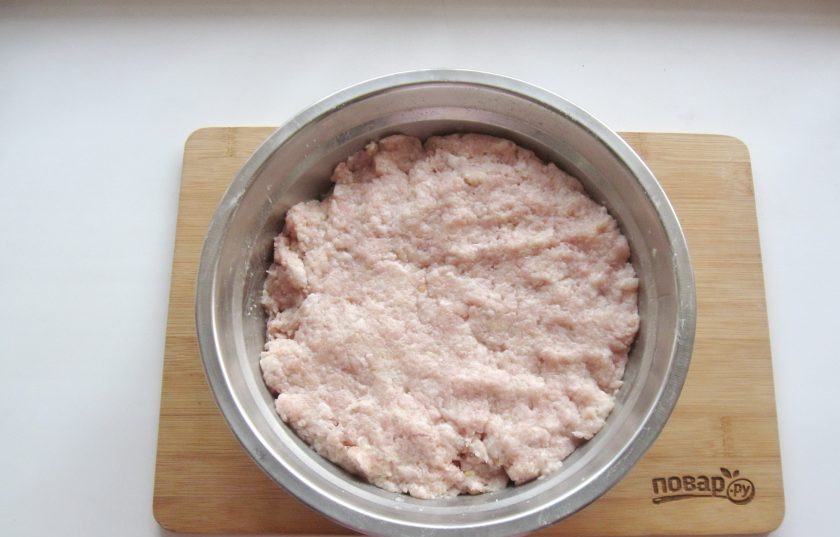 1. Этап. Домашняя колбаса в пакете: Добавьте соль, перец и тщательно перемешайте.