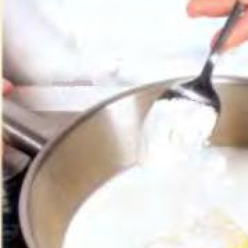 1. Этап. Суфле из брокколи и трёх видов сыра: Отделить желтки от белков. В сотейник залить молоко, добавить сливочное масло и муку. Поместить на средний огонь и готовить, помешивая, до состояния пасты, 3-4 мин. Приправить солью и перцем.