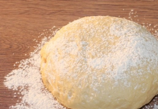 1. Этап. По мотивам кребли или вергуны: 9. Через 30 минут тесто обмять. Чистую миску и тесто припылить мукой, накрыть пленкой и оставить в покое еще на 30 мин.