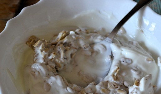 1. Этап. Салат-десерт с черносливом: Овсяные хлопья перемешать с йогуртом. Поставить в холодильник минимум на 3 часа. Чернослив промыть, замочить в тёплой воде на 2-3 часа.