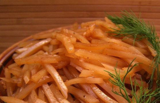 1. Этап. Салат картофельный корейский: Оставьте салат на полчаса в холодильнике. Приятной дегустации!