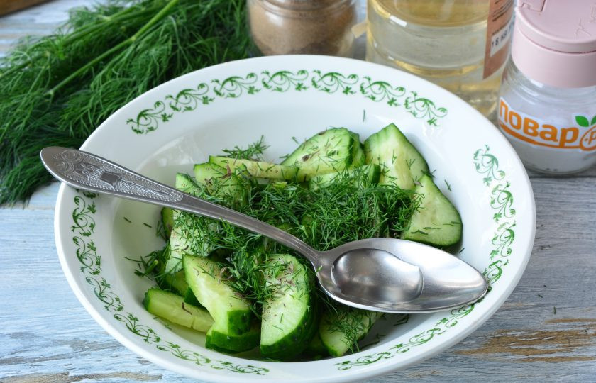 1. Этап. Шведский салат из огурцов: Полейте салат винным уксусом.