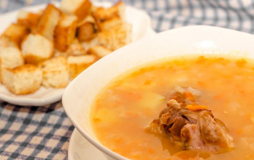 1. Этап. Суп из копченостей: Раскладываем суп по тарелкам, украсив сухариками. Приятного аппетита!