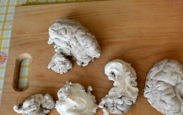 1. Этап. Жареные телячьи мозги в кляре: 4. Достаньте мозги шумовкой, выложите на дощечку, дайте им остыть и обсохнуть. Каждый кусочек разрежьте вдоль на пластины толщиной 1,5-2 см.