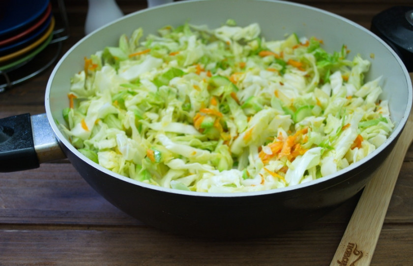 1. Этап. Рагу из кабачков и капусты: Добавьте капусту, перемешайте сразу. Тушите под крышкой. Можно подлить немного воды. Тушите до готовности. В самом конце посолите и поперчите по вкусу.