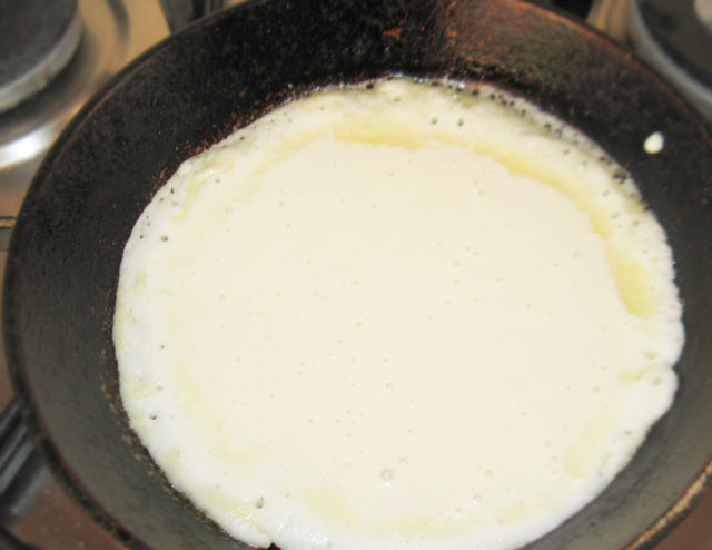 1. Этап. Блины на кефире с кипятком: Выпекаем на сковороде тонкие блинчики.