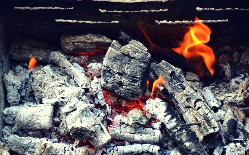 1. Этап. Щука в фольге на углях: Теперь можно заняться мангалом.