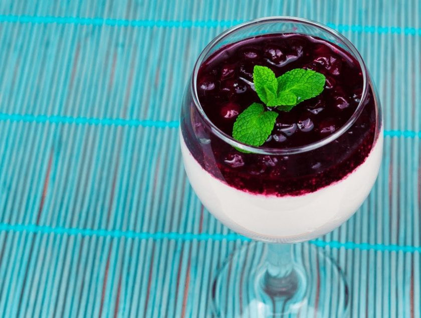 1. Этап. Панна котта с ягодным сиропом: 5. Украсьте десерт листьями мяты. Приятного аппетита!