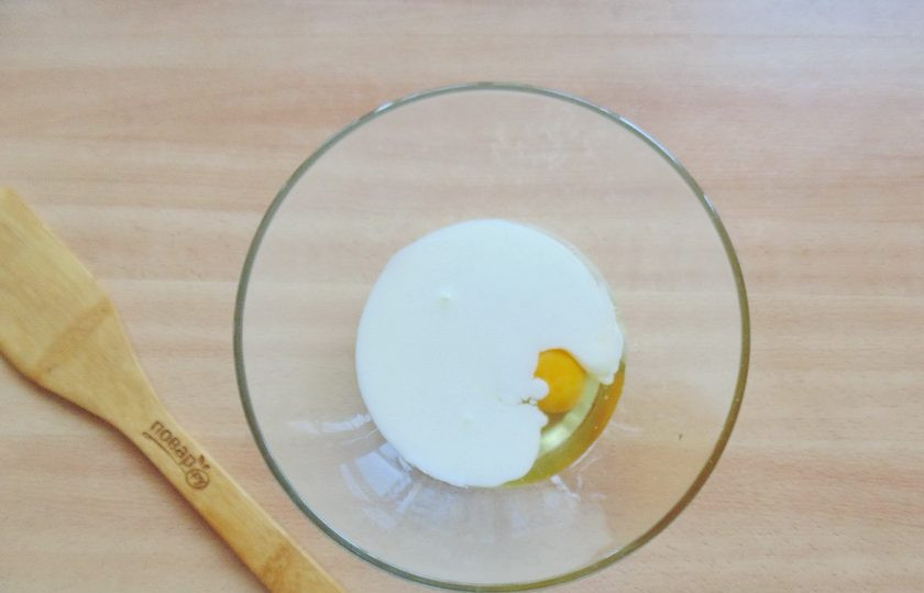 1. Этап. Оладьи для похудения: Налейте в миску обезжиренный кефир.