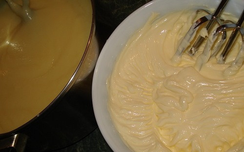 1. Этап. Крем яичный для торта: В это время мягкое сливочное масло взбиваем миксером до однородного состояния.