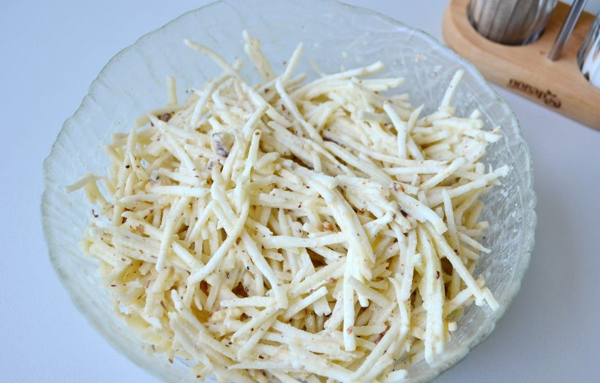 1. Этап. Салат Уолдорф: 7. Перемешайте салат.