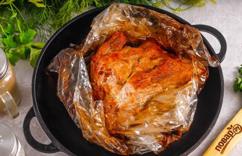 1. Этап. Мясо в дорогу: Запеките свинину примерно 50-60 минут, затем разрежьте рукав и дайте мясу подрумяниться еще 5-10 минут.