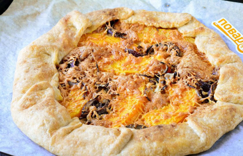 1. Этап. Пирог с тыквой открытый: Выпекайте пирог в духовке при температуре 190 градусов примерно 15-20 минут, пусть подрумянится.