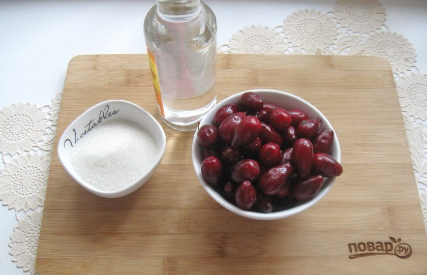 1. Этап. Ликер из кизила: Для приготовления ликера возьмите кизил, водку и сахар.