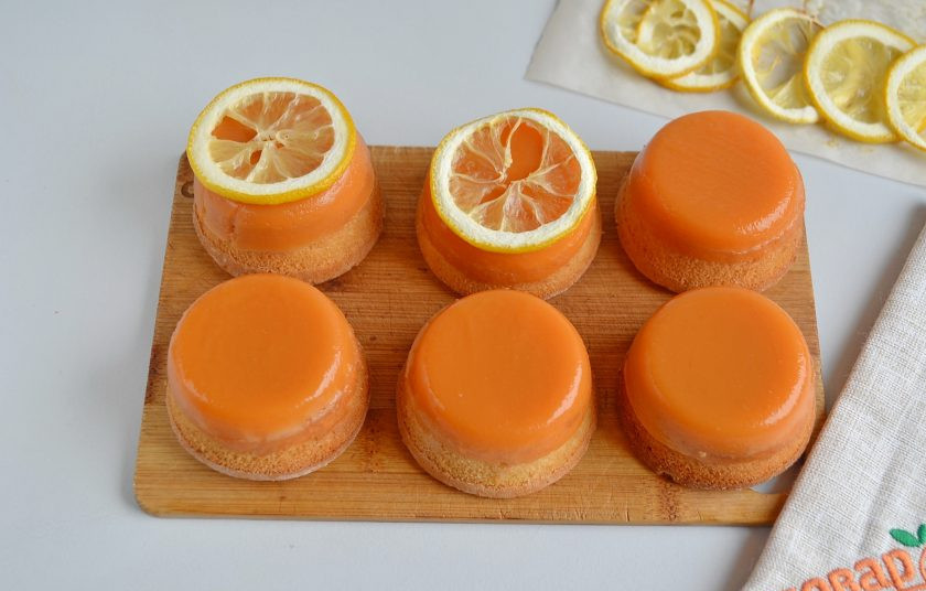 1. Этап. Лимонные пирожные Сансы Старк: 14. Осторожно извлеките пирожные, украсьте лимончиком и пробуйте!