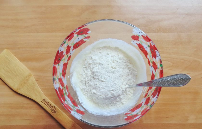 1. Этап. Сметанный торт без яиц: Постепенно насыпьте в миску муку.