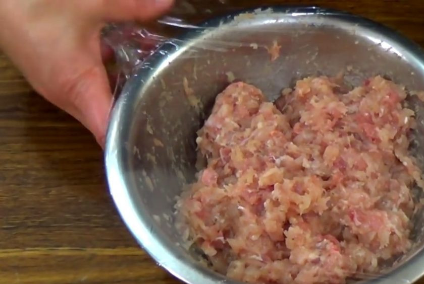 1. Этап. Куриный рулет с грибами и печенью: 1. Аккуратно снимите кожу с цыпленка. Отделите мясо от костей и мелко нарубите с помощью ножа. Соль, сушеный тимьян, сушеный базилик разотрите в ступке и добавьте к мясу.