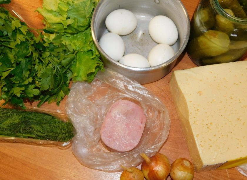 1. Этап. Салат с ветчиной и маринованными огурцами: Подготовьте все необходимые ингредиенты.