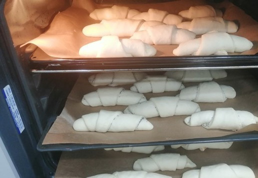 1. Этап. Булочки из безопарного дрожжевого теста: Примерно через 30-40 мин. булочки увеличатся и их можно вынуть для обмазки. Главное не передержать в духовке, чтобы дрожжи не разгулялись и не испортили вкус. Перед тем как достать противни из духовки, лучше закрыть все окна и двери, чтобы в помещении была равномерная температура без сквозняков.