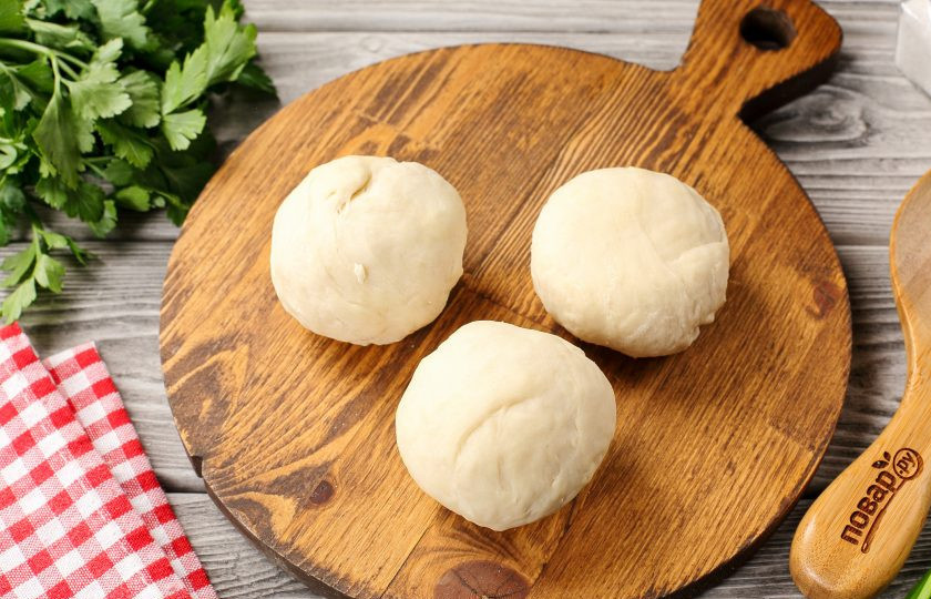 1. Этап. Заварные лепёшки с сыром и зеленью: Разделите тесто на 2-3 части. Каждую часть вымешайте руками ещё раз и соберите в колобок.