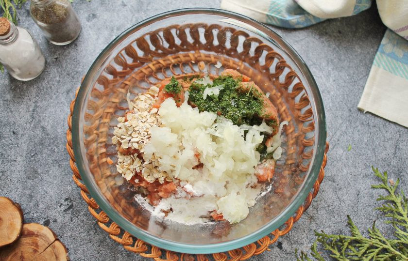 1. Этап. Постные котлеты из горбуши: Репчатый лук почистите и натрите на крупной терке. Добавьте его в миску с фаршем, посолите, поперчите и перемешайте. Дайте фаршу постоять 10 минут, после чего хорошо отбейте.