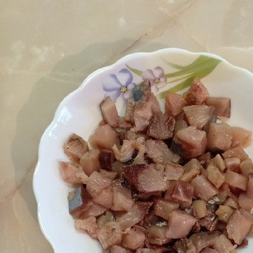 1. Этап. Португальская запеканка из рыбы: Посолить, поперчить и перемешать.