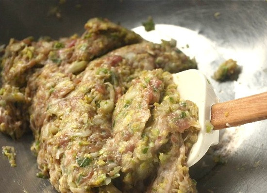 1. Этап. Манты со свининой: 1. Для начинки смешаем фарш, измельченный лук и специи. Я добавляю пару щепоток соли, свежую зелень и черный перец.