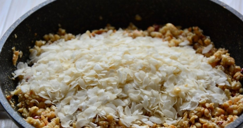 1. Этап. Туррон с арахисом: 3. Добавляю рисовые хлопья и еще раз тщательно перемешиваю.