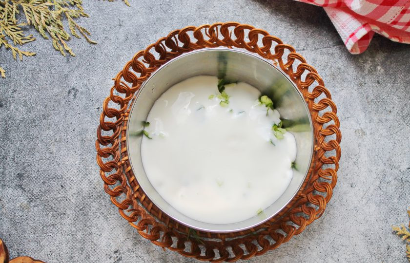 1. Этап. Каша огуречная: Влейте к огуречной массе кефир.