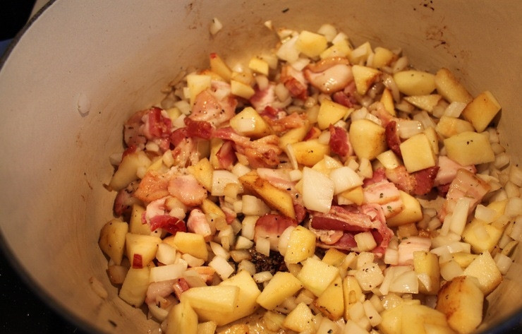 1. Этап. Жаркое по-французски: 10. Яблоко и лук почистите, нарежьте крупными кубиками. Бекон также измельчите. Все выложите в ту же сковороду или кастрюлю, в которой обжаривали мясо.