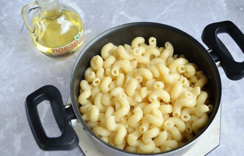 1. Этап. Салат из пасты с яйцами: 2. У кого нет весов, то скажу так, мой стакан вмещает 70 г пасты, его объем около 200 мл. Отварите макароны согласно инструкции, я покупаю макароны только твердых сортов, они полезнее и вкуснее. После готовности воду слейте полностью, макароны остудите немного, ничем пока заправлять их не нужно.