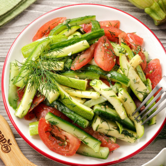 Салат с помидорами, кабачками и огурцами