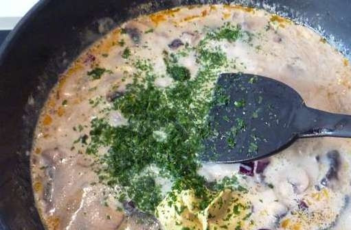 1. Этап. Азу из индейки со сметаной: Теперь добавляем горчицу и мелко нарезанную петрушку, размешиваем.