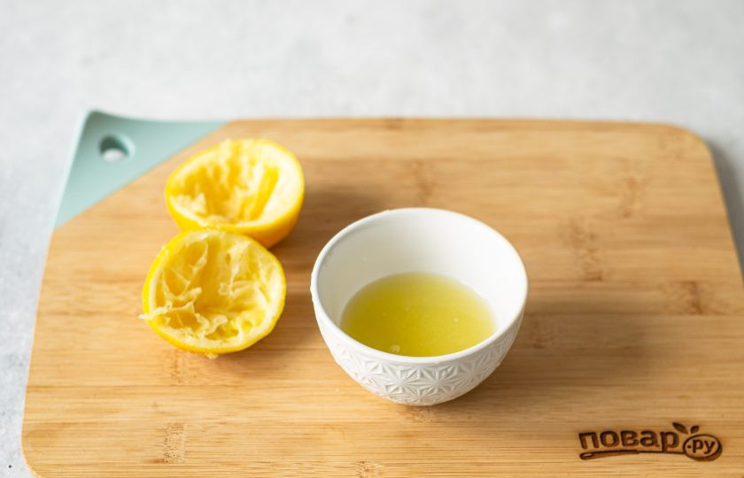 1. Этап. Лимонад Орегано Физз: Из лимона выжмите сок.