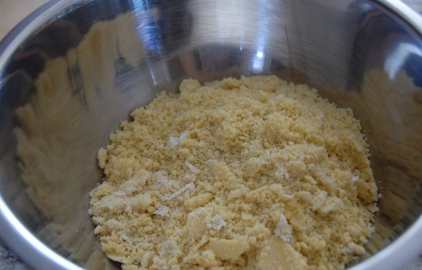 1. Этап. Тосканский чизкейк: 2. Смешайте все, в результате получится грубая крошка. Вручную сформируйте тесто в единый ком и оставьте его на полчаса.