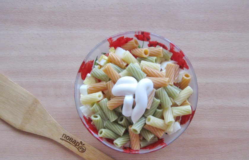 1. Этап. Салат Багратион: Заправьте салат небольшим количеством майонеза.