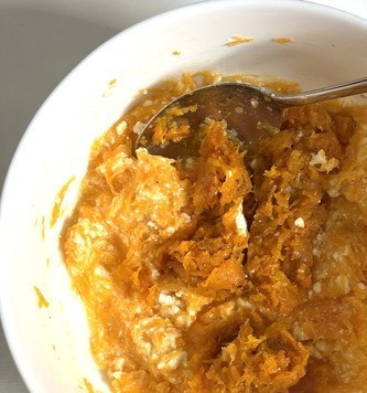 1. Этап. Тыквенные вафли с сыром фета: Остывшую тыкву добавить к остальным ингредиентам, перемешать.