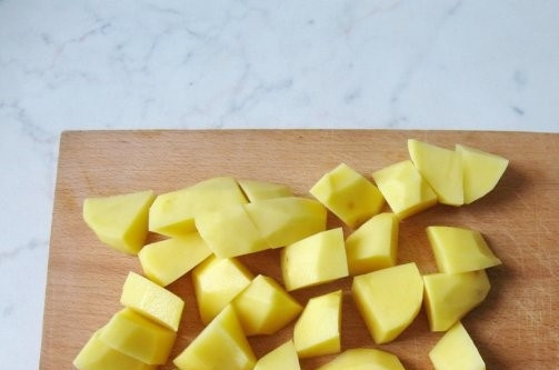 1. Этап. Свинина со сметаной и картофелем: 2. Почистите, помойте и порежьте картофель.