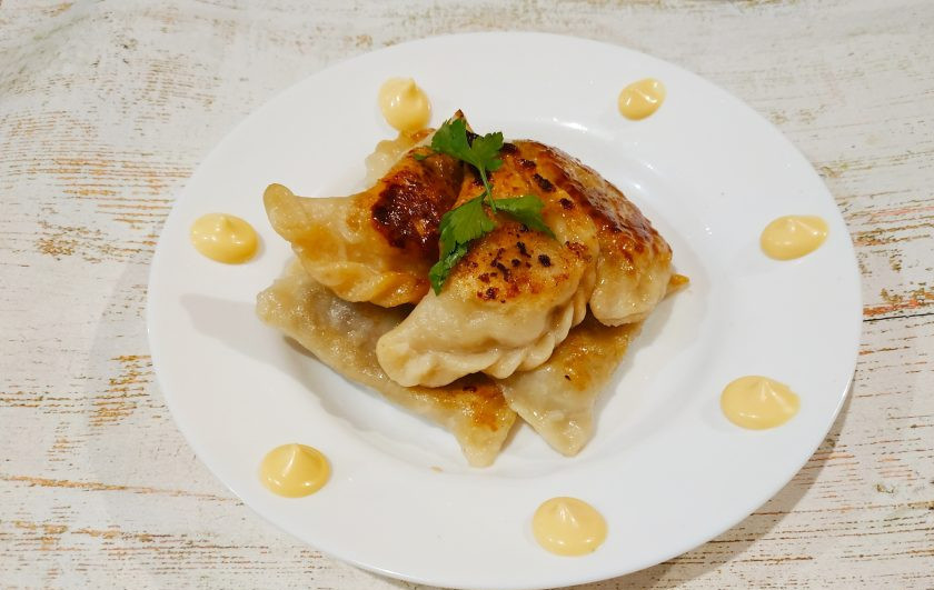 1. Этап. Вареники с чечевицей: Отварите вареники в подсоленной воде в течение 5-7 минут после всплытия. После я немного обжариваю их на сковороде для золотистой корочки. Приятного аппетита!