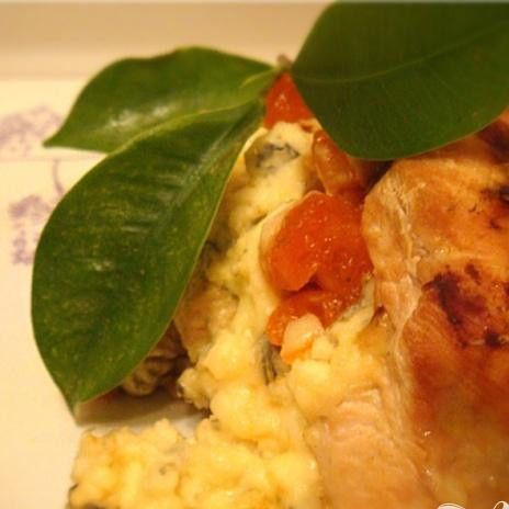 1. Этап. Куриная грудка ЛЕДИ-КАПРИЗ: 3. Острым ножом делаем кармашки в каждом курином филе. Смесью сыра и кураги аккуратно начиняем кармашки. Отправляем в предварительно разогретую духовку, примерно минут на двадцать, температура двести градусов. Запекать в форме под крышкой, или закрыв фольгой.