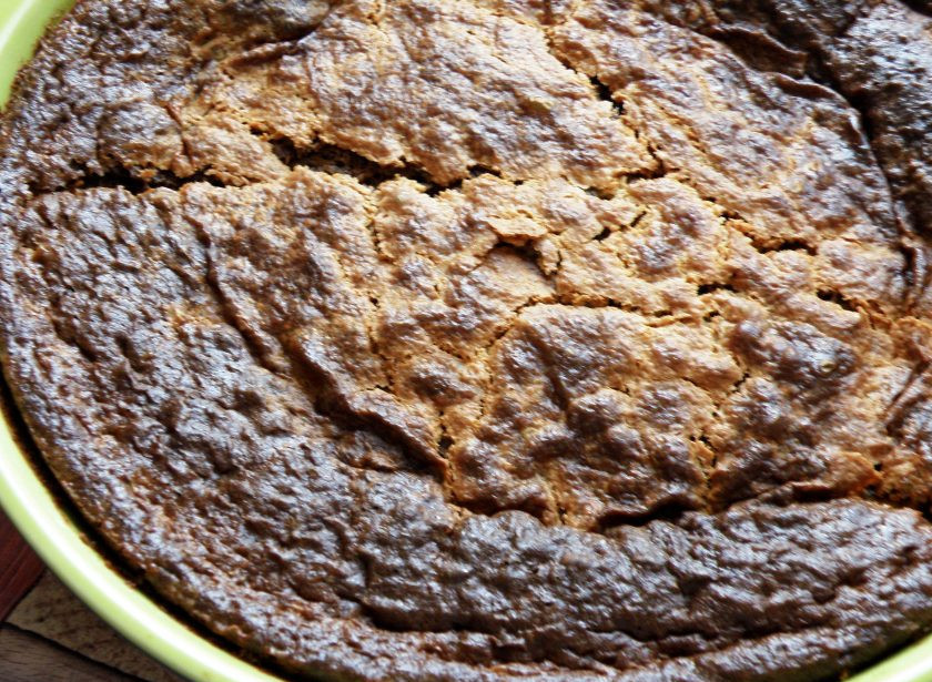 1. Этап. Пирог «ТвороШок»: Осторожно поставьте пирог в хорошо прогретую духовку и выпекайте до готовности около 40 минут. Проверьте готовность зубочисткой, она должна выходить с небольшим количеством влажных крошек. Выньте пирог из духовки и дайте остыть в форме до чуть теплого состояния.