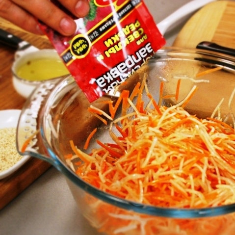 1. Этап. Салат из редьки с морковью: Добавляем к овощам готовую заправку 