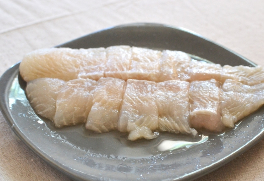 1. Этап. Рыба и чипсы: Помойте филе рыбы и разрежьте на равные кусочки.